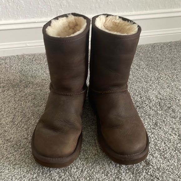 UGG Women’s size 8 Brown Genuine Sheep Skin Fur Lined Classic Short 2 Comfy Boot - Picture 1 of 6
